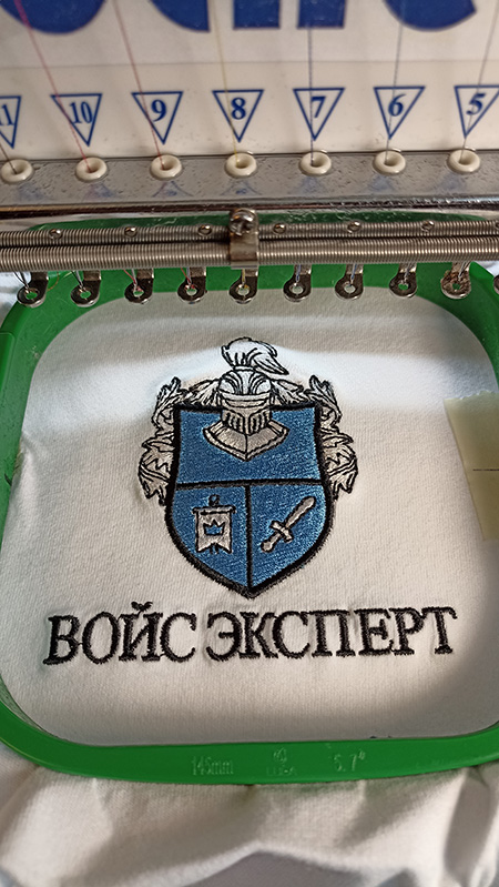 Вышивка логотипов на рабочей одежде